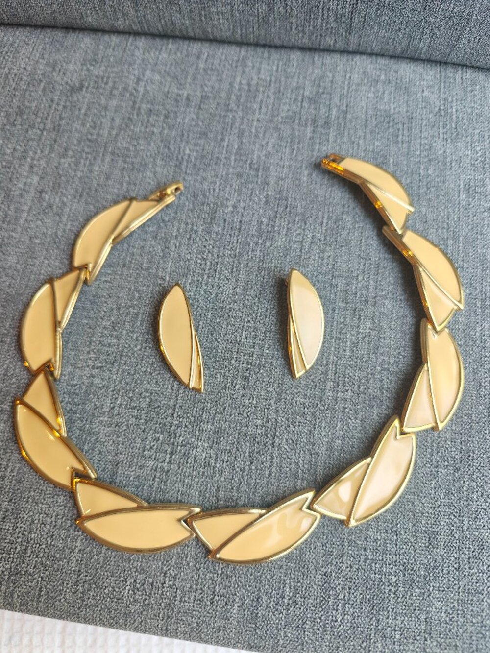 Vintage 1970s Yellow Enamel Leaf Collar Necklace & Pierced Earrings Set